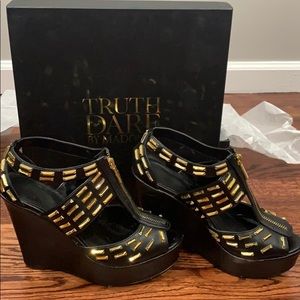 Black and gold wedges